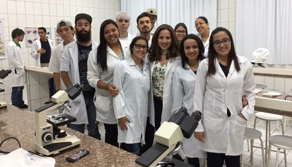 Coordenadora do curso de Ciências Biológicas no exercÃcio da docência (Foto: Acervo Pessoal).