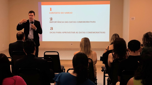 Assessor da Fecomercio, Guilherme Dietze, na atividade em Adamantina (Siga Mais).