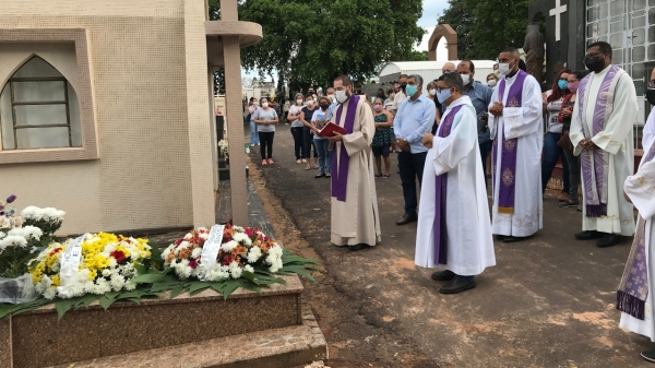 Sepultamento do corpo do padre Veríssimo, no Cemitério de Adamantina (Foto: Siga Mais).