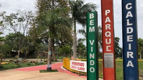 Identificação de área interditada no Parque Caldeira (Foto: Siga Mais).
