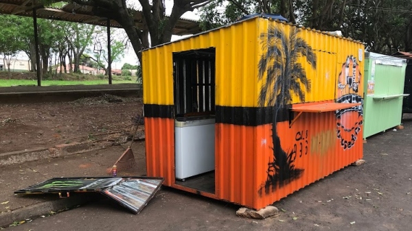 Um dos trailers teve a porta arrancada na ação criminosa (Foto: Siga Mais).