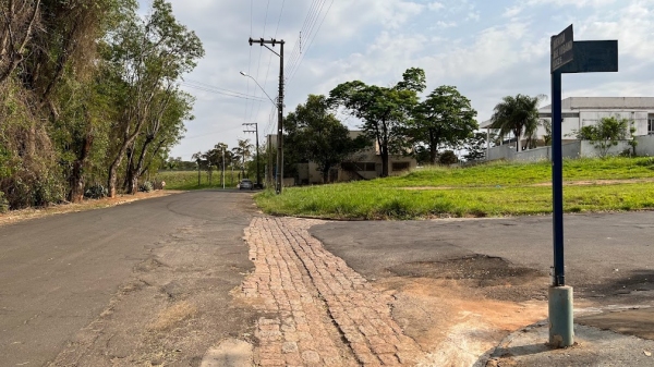 Avenida José Urbano Luize, e o primeiro cruzamento, com a Rua Vergueiro (Foto: Siga Mais).