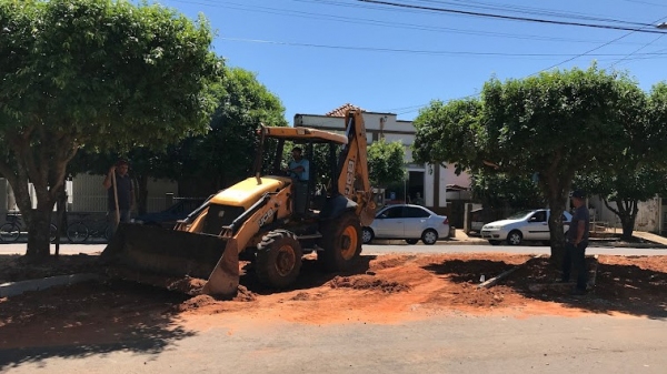 Máquinas e funcionários da Prefeitura trabalham no local da obra (Foto: Siga Mais).