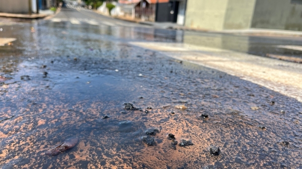 Vazamento de água no cruzamento da Alameda dos Expedicionários com a Rua Euclides da Cunha nesta segunda-feira, 23 (Siga Mais).