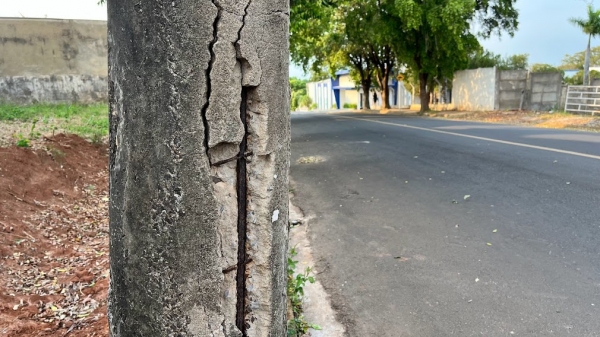 Poste tem estrutura comprometida e terá substituição na próxima terça-feira (Foto: Siga Mais).
