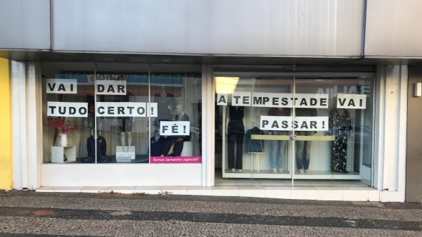 Uma das vitrines mais emblemáticas na pandemia, em abril do ano passado, em Adamantina (Arquivo: Siga Mais).