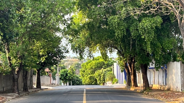 Imagem a partir do centro da via, próximo ao obstáculo: placa fica oculta. Dimensionamento do redutor de velocidade também é questionado (Foto: Siga Mais).