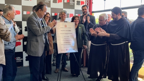 Momento do descerramento da placa oficial que inaugurou o novo Pronto-Socorro da Santa Casa de Adamantina (Siga Mais).