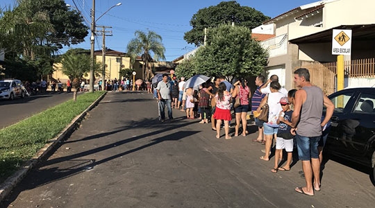 Antes das 9h da manhã, fila contornava a Emef Navarro de Andrade e avançava até a alameda Padre Anchieta. A primeira pessoa chegou ao local às 21h de ontem (Foto: Siga Mais)