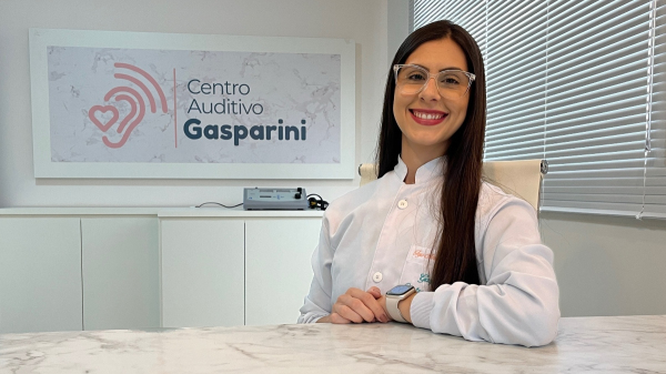 Fonoaudiologa Anna Caroline Gasparini, do Centro Auditivo Gasparini, em Adamantina (Siga Mais).