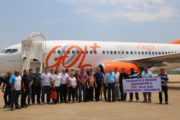 Bragato e lideranças no Aeroporto Estadual Adhemar de Barros, em Prudente, na retomada dos voos da Gol que permitem desembarque e embarque em Congonhas (Foto: Cedida/Gustavo Sawada).
