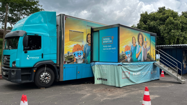 Caminh?o do projeto ficar? aberto para visita??o e troca de l?mpadas para fam?lias beneficiadas pela tarifa social de energia el?trica (Siga Mais).