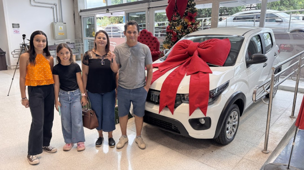 O caldeireiro Giseldo Regis Setorio, esposa e netas, ganhador do carro (Siga Mais).