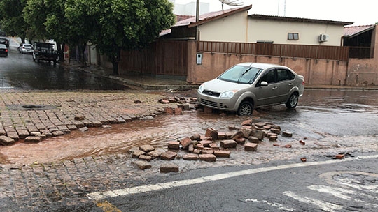 Carro ficou retido em meio a pedras soltas, de sarjetão, na esquina da Rua Nove de Julho com a Alameda Armando de Salles Oliveira (Foto: Siga Mais).