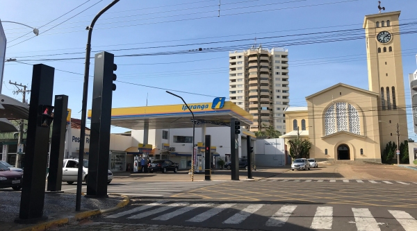 Novos semáforos, modelos totem, foram instalados na Avenida Rio Branco e contam com templo exclusivo para travessia de pedestres (Foto: Siga Mais).