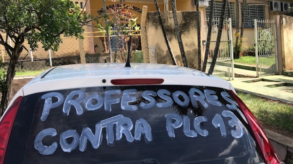 Mensagens em carros marcam posição dos educadores municipais contra o Projeto de Lei Complementar (Foto: Siga Mais).