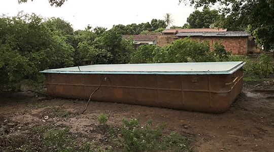 Piscina foi depositada em terreno público, na Vila Jamil de Lima, e preocupa moradores, pela violação ao Código de Posturas e pelos riscos de doenças: na mesma quadra há um caso de dengue (Foto: Siga Mais).