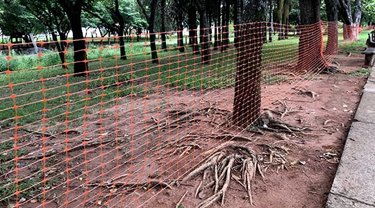 Prefeitura instalou telas em uma área ampliada de interdição, no Parque dos Pioneiros (Foto: Siga Mais).