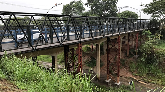 Base da estrutura das passarelas foi recuperada pela prefeitura, após reclamações da população e pedidos formalizados pela Câmara Municipal e Ministério Público (Fotos: Siga Mais).