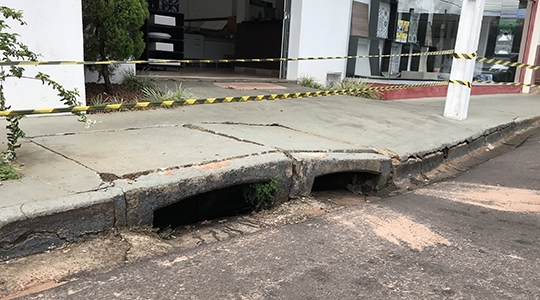 Desnível na guia, boca de lobo e no asfalto revelam preocupação com local, na Alameda Padre Nóbrega, altura do Parque dos Pioneiros (Foto: Siga Mais).