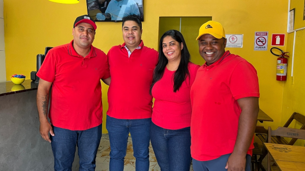 V?tor, Rafael, Larissa e F?bio inauguram a Chapa Quente Lanches nesta quinta-feira, 15, em Adamantina (Siga Mais).