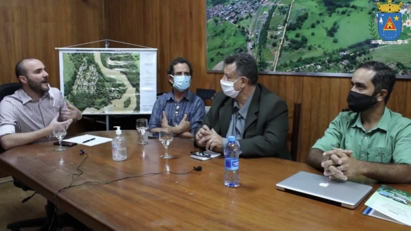 Prefeito Carlos Ananias Junior, Fernando Morais e os especialistas no tema, Dr. Ferdinando Filleto e o engenheiro florestal Fábio (Reprodução).