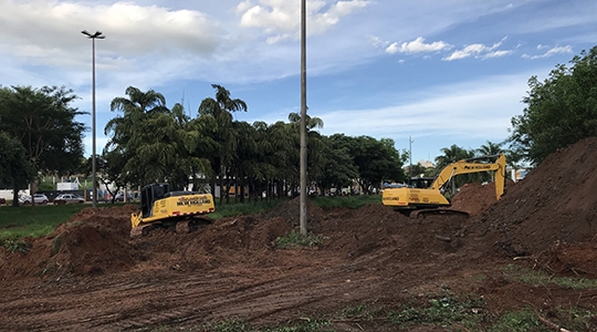 Duas escavadeiras já trabalham no local, fazendo a abertura de valas para a instalação das aduelas de concreto (Fotos: Siga Mais).