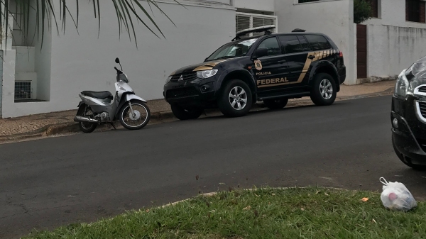 Viatura da PF na Avenida Rio Branco, centro de Adamantina, na manhã desta terça-feira, um dos endereços investigados na operação Expert (Foto: Siga Mais).