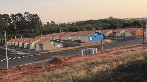 Casas populares estão concluídas e aguardam definições burocráticas para a entrega das chaves aos moradores (Foto: Siga Mais).