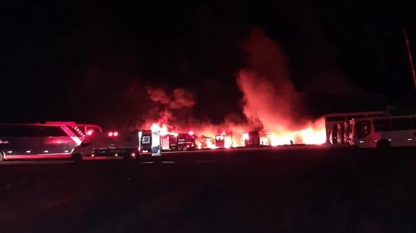 Imagem de internauta mostra a dimensão do incêndio (Reprodução).