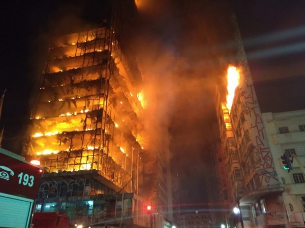 O edifício, que ficava na avenida Rio Branco, na região do Largo do Paissandu, era ocupado por um movimento social de defesa ao direto a moradia (Foto: Corpo de Bombeiros de São Paulo).