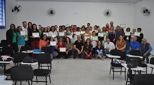 Formandos das cidades de Adamantina, Lucélia e Mariápolis com as autoridades que participaram da cerimônia de encerramento do curso (Foto: Da Assessoria).