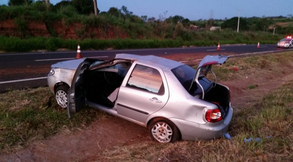 Carro capotou na SP-425, altura de Indiana, matando uma jovem de 18 anos, que foi arremessada para fora do veículo. (Foto: Heloise Hamada/TV Fronteira. Reprodução Portal G1).