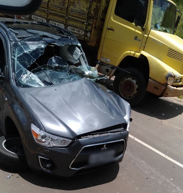Acidente envolveu carro e caminhão no acesso de Rinópolis à SP-425 (Fotos: Reprodução/FM Metrópole).