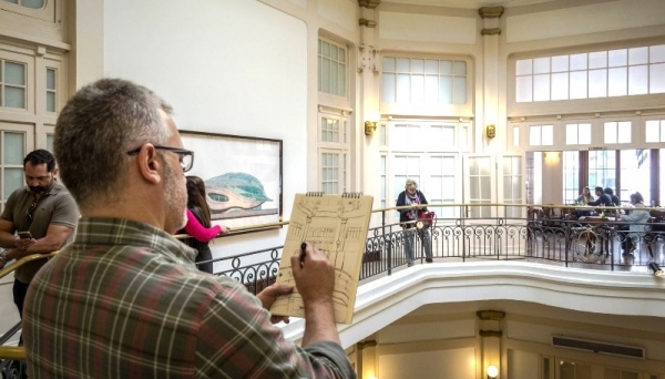 Oficina ensina desenho ao ar livre, com registros da arquitetura e cenas urbanas (Foto: Cedida/Assessoria de Imprensa).