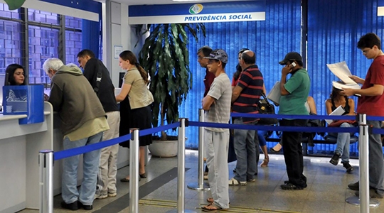 Pela fórmula 85/95, a soma da idade e do tempo de contribuição deve ser de 85 anos para mulheres e 95 para homens (Foto: Antonio Cruz/Agência Brasil).