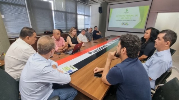 Representantes municipais e do Instituto Federal de São Paulo em Presidente Prudente (Divulgação/Sec. Comunicação PP).