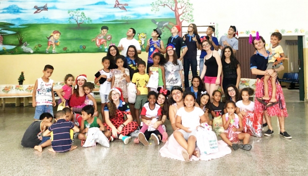 Interactianos de Adamantina durante entrega de presentes às crianças atendidas pelo IAMA (Foto: Ass. Imprensa/Rotary Club de Adamantina).