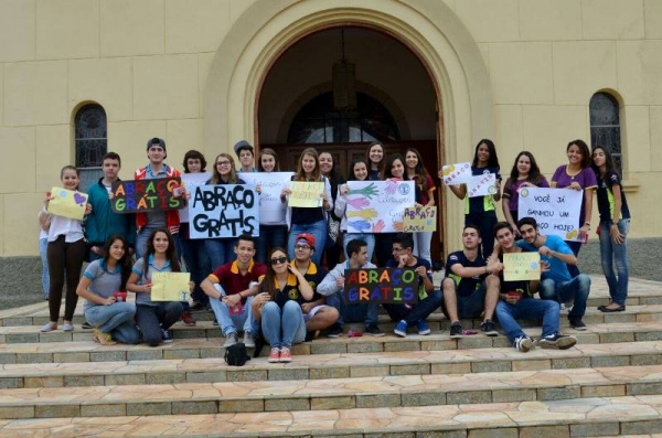 O projeto solidário ?Abraço Grátis? aconteceu na área central de Adamantina