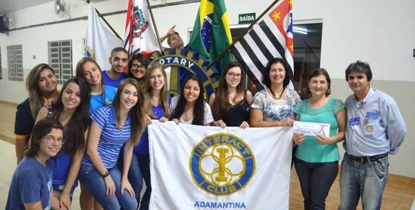 Presidente do Rotary, Antonio dos Santos e Interactianos entregando a doação financeira aos representantes da Rede de Combate ao Câncer (Foto: Ass. Imprensa/Rotary Club de Adamantina).