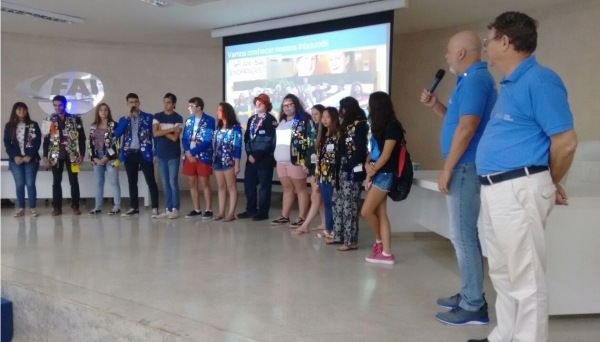 Jovens estrangeiros que estão realizando seu intercâmbio no Brasil contaram um pouco da experiência vivida aos jovens candidatos (Foto: Assessoria de Imprensa).