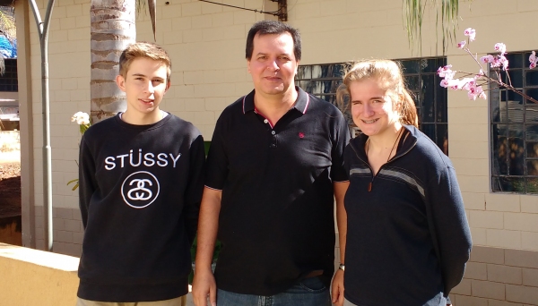 Francês Flavien, o Diretor da Escola Paulo Roberto e a americana Lise Marie. (Foto: Assessoria de Imprensa)