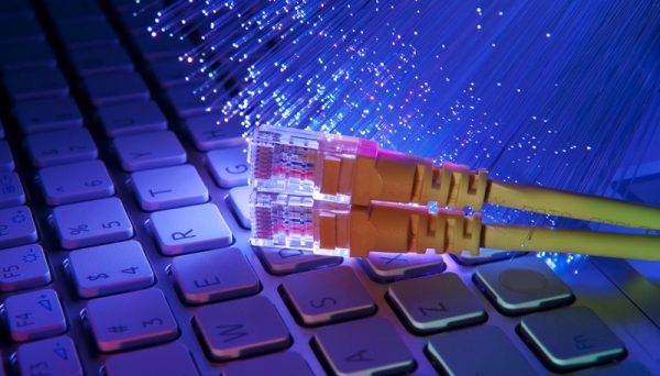 Objetivo da iniciativa é universalizar o uso da internet no país por meio da fibra óptica (Foto: Ilustração).