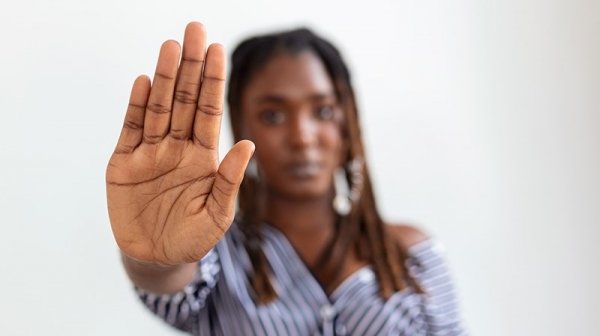 Especialização busca qualificar profissionais de diferentes áreas para atuação interdisciplinar nos serviços que envolvam o enfrentamento de violências (Freepik).