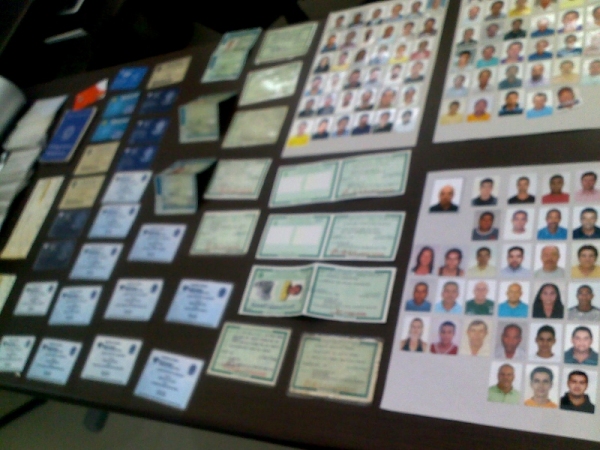 Documentos falsificados e material utilizado na prática dos crimes, que foram encontrados em um imóvel pertencente a C.R.C.J. (Foto: Polícia Civil de Bastos).