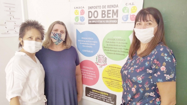 A Presidente do CMI, Dra. Elza Yamashiro juntamente com a presidente do CMDCA, Érica Grespi Maião e a Secretária de Assistência Social, Andreia Ribeiro, agradecem as doações  (Ass. Imprensa IR do Bem).