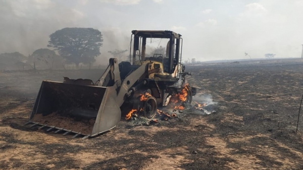 Máquina ficou completamente destruÃda. Trabalhador morreu carbonizado Foto: Cedida/Cido Oliveira).