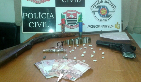 Em ação conjunta, polícias Civil e Militar fazem prisão e encontram arma e drogas (Foto: Polícia Militar/Cedida).