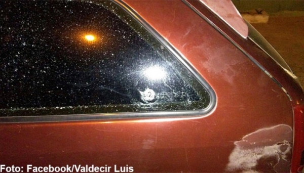 Carro foi atingido pelos disparos (Fotos: Valdecir Luis/Facebook).