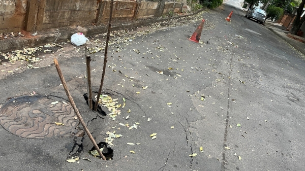 Afundamento na Alameda Antônio Buzzeto, esquina com a Rua Itirapina, na Vila Cicma (Imagem: Siga Mais).